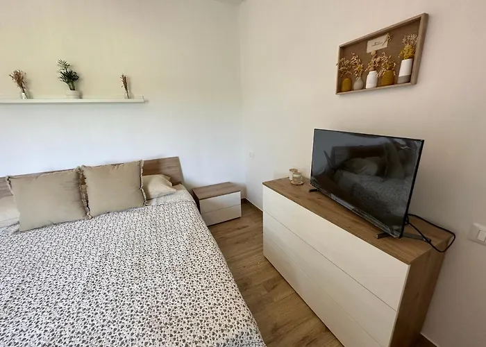 Casale Om Shanti Elice